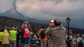 Volcán de La Palma atrae a miles de turistas en el fin de semana festivo | FOTOS