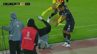 La aparatosa caída del técnico del Deportivo Pereira tras embestida de Junior Sornoza | VIDEO
