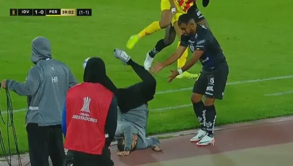 DT del Deportivo Pereira termina en el suelo tras fuerte choque | VIDEO