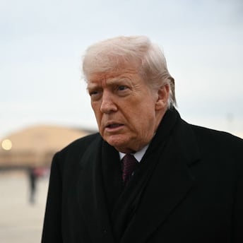 El presidente de Estados Unidos, Donald Trump, habla con los periodistas tras bajar del Air Force One en la Base Conjunta Andrews el 17 de diciembre de 2025, a su regreso de la Base Aérea de Dover, en Delaware. Foto: ANDREW CABALLERO-REYNOLDS / AFP