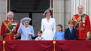 La familia real acompaña a Isabel II en el saludo en el balcón del palacio de Buckingham 