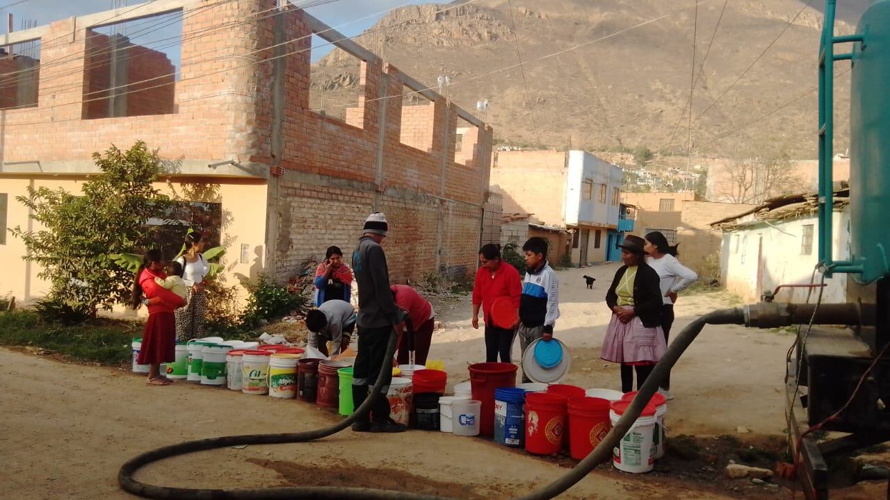Según INEI (2023), el 73% de los peruanos no recibe el servicio de agua por redes públicas, pilones o pilas las 24 horas del día.