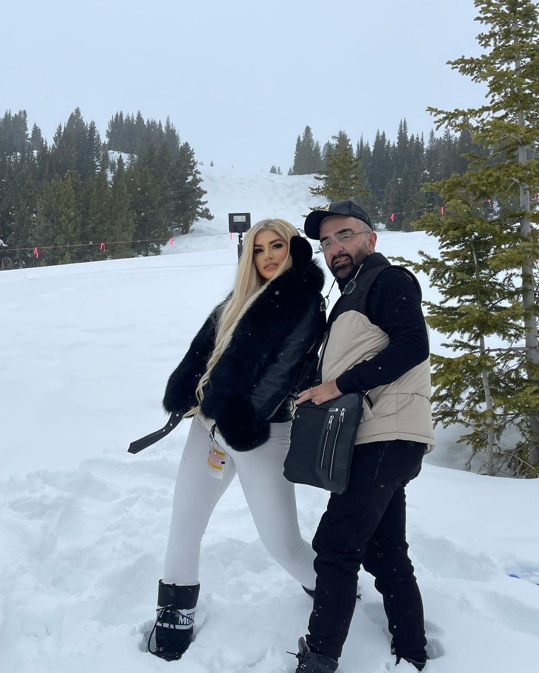 Vicente Fernández Jr. y Mariana González disfrutando de unas vacaciones en la nieve (Foto: Mariana González / Instagram)