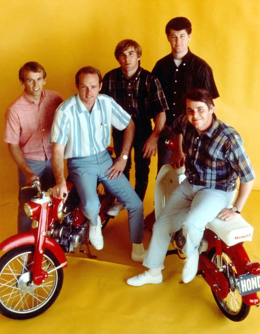 Al Jardine, Mike Love, Dennis Wilson, Brian Wilson y Carl Wilso, integrantes de "The Beach Boys", posan en una fotografía de 1964. (Photo by Michael Ochs Archives/Getty Images)