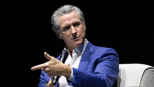 Oficial, entra en vigor el 1 de julio la ley DFAL de California firmada por Gavin Newsom: cómo funciona la norma que regula las apps de remesas y billeteras digitales