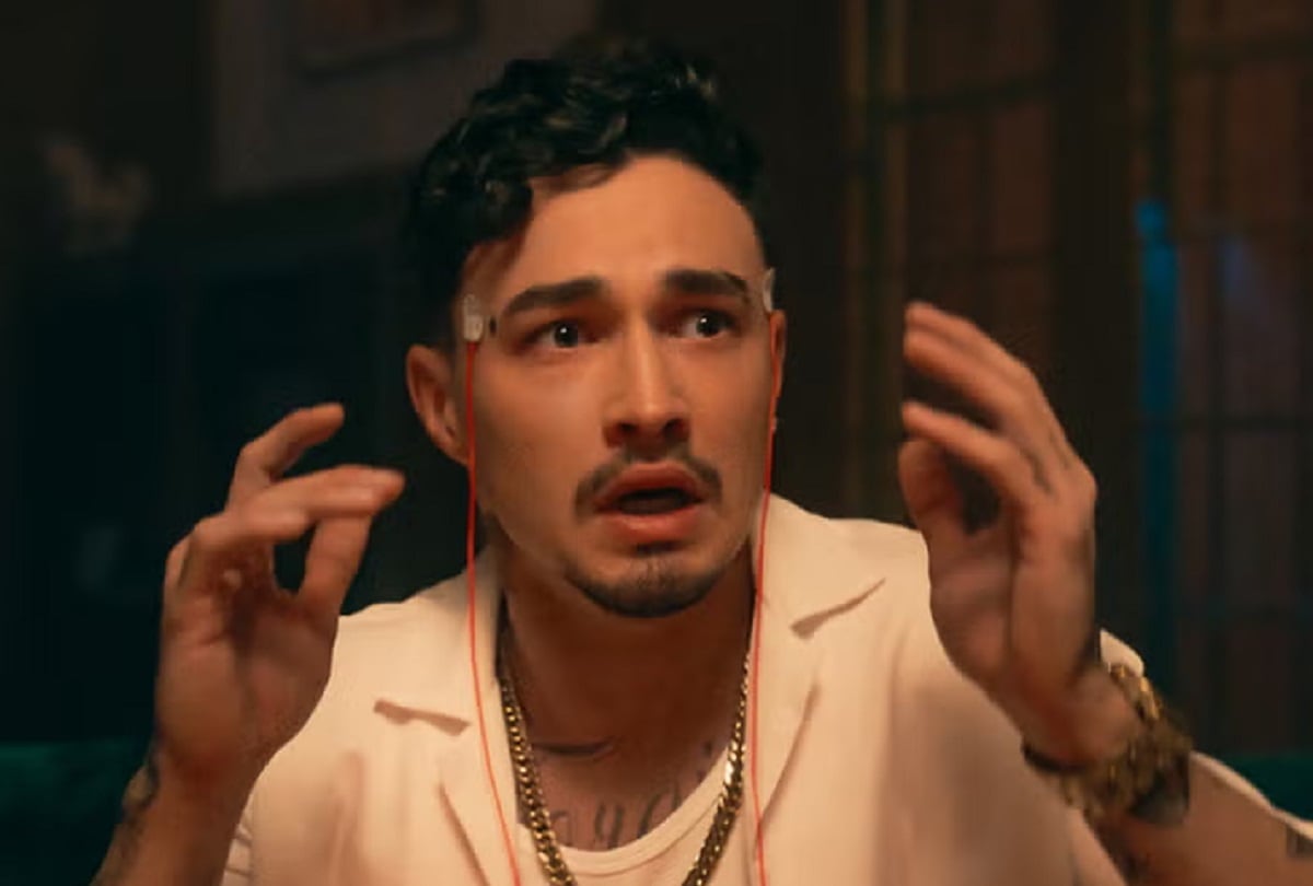 Dennis (Gavin Leatherwood) en la primera ronda del maquiavélico juego en la comedia de terror "Lo que hay dentro" (Foto: Netflix)