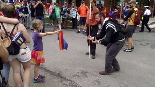 La niña que desafió a un homofóbico con una bandera arcoíris