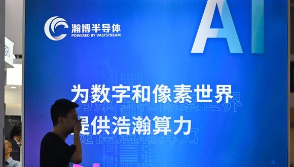 China ha mantenido el desarrollo de la inteligencia artificial como una de sus prioridades estratégicas. En la imagen un visitante a la  Conferencia Mundial de Inteligencia Artificial (WAIC, siglas en inglés) que tuvo lugar en julio de 2023 en Shanghai.