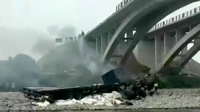 Accidente en Cañete: tráiler se despista, cae de puente y explota tras impactar contra río