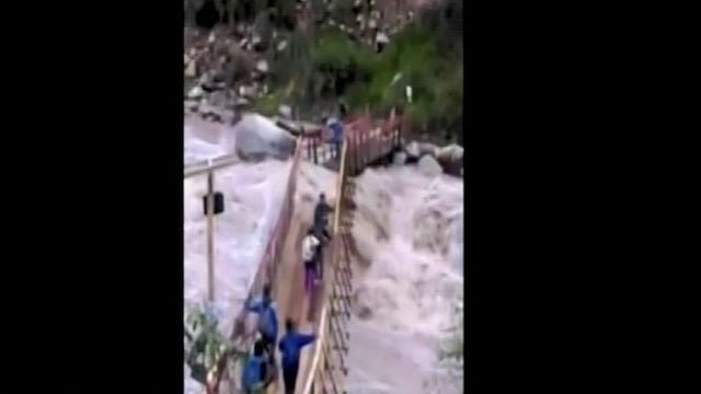 Cusco: personas arriesgan su vida al cruzar río Vilcanota por puente tras aumento de caudal | VIDEO 