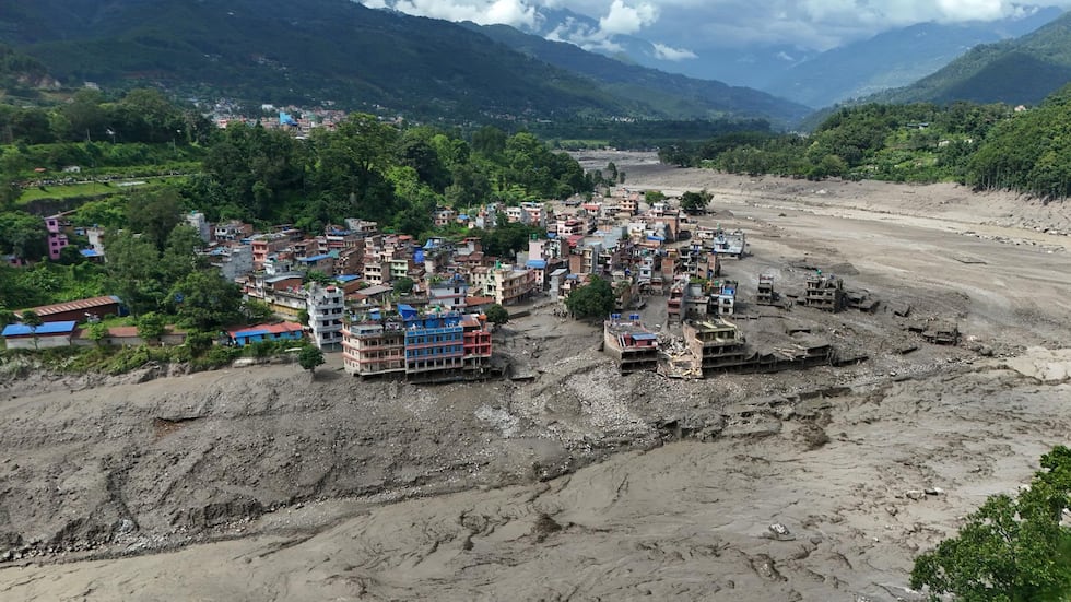 Vista aérea de viviendas dañadas en Trishuli Bazar tras una inundación repentina, en el distrito de Nuwakot, Nepal, 26 de agosto de 2026. (EFE/EPA/NARENDRA SHRESTHA).