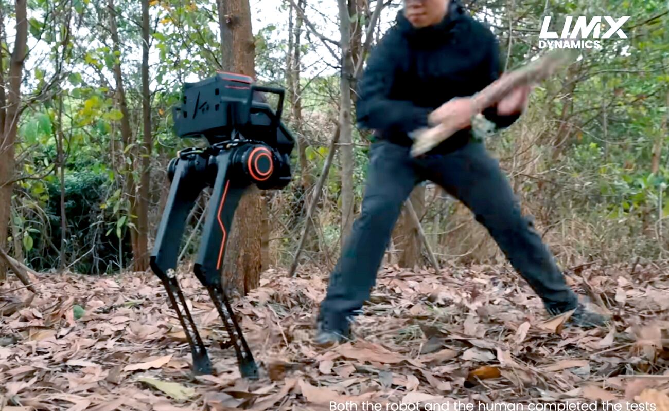 A pesar de los golpes y jalones, este robot puede mantener el equilibrio. (Imagen: YouTube)