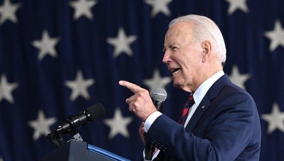 El presidente de los Estados Unidos, Joe Biden, pronuncia un discurso en la Base Conjunta Elmendorf-Richardson en Anchorage, Alaska, el 11 de septiembre de 2023. (Foto de SAUL LOEB / AFP)