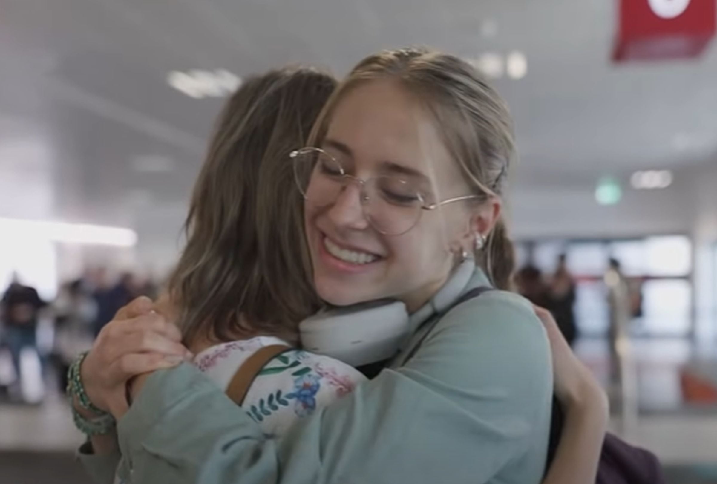 Esta imagen permite apreciar a dos mujeres abrazándose en un aeropuerto. (Foto: Inside Edition / YouTube)