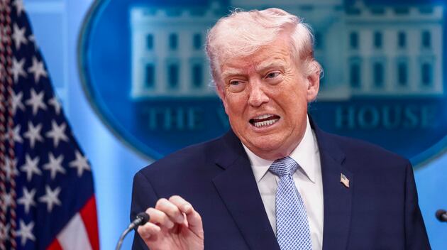 El presidente de Estados Unidos Donald Trump informa a los medios de comunicación sobre la guerra en Irán desde la Casa Blanca, el 6 de abril de 2026. (EFE/EPA/JIM LO SCALZO).