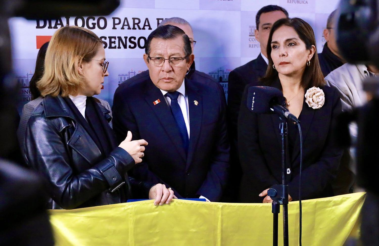 Eduardo Salhuana y Patricia Juárez en conferencia junto a colectivos de venezolanos en Perú. Foto: Congreso
