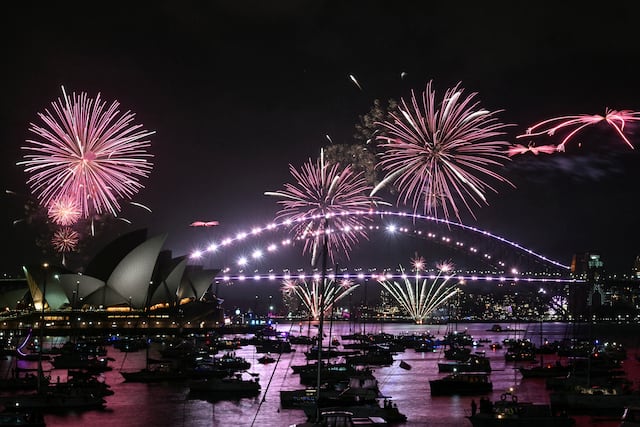 Los "fuegos artificiales familiares" iluminarán la Ópera y el Puente del Puerto de Sídney antes del espectáculo principal por el Año Nuevo 2026. (Foto de Saeed KHAN / AFP).