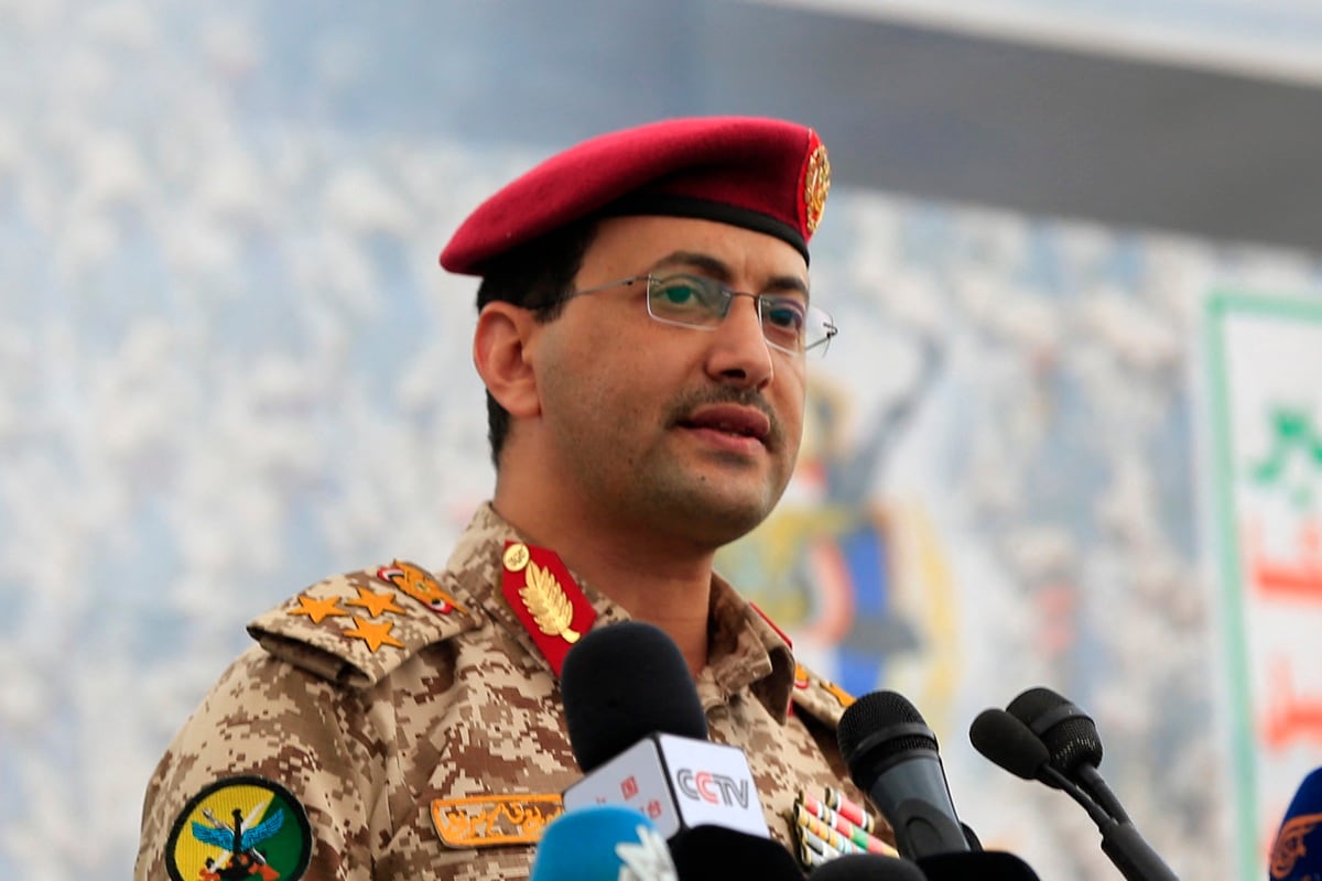 El brigadier Yahya Sarea, portavoz de los hutíes de Yemen, habla durante una protesta para denunciar los ataques aéreos estadounidenses en Yemen, en Saná, el 18 de abril de 2025. (Foto de MOHAMMED HUWAIS / AFP)