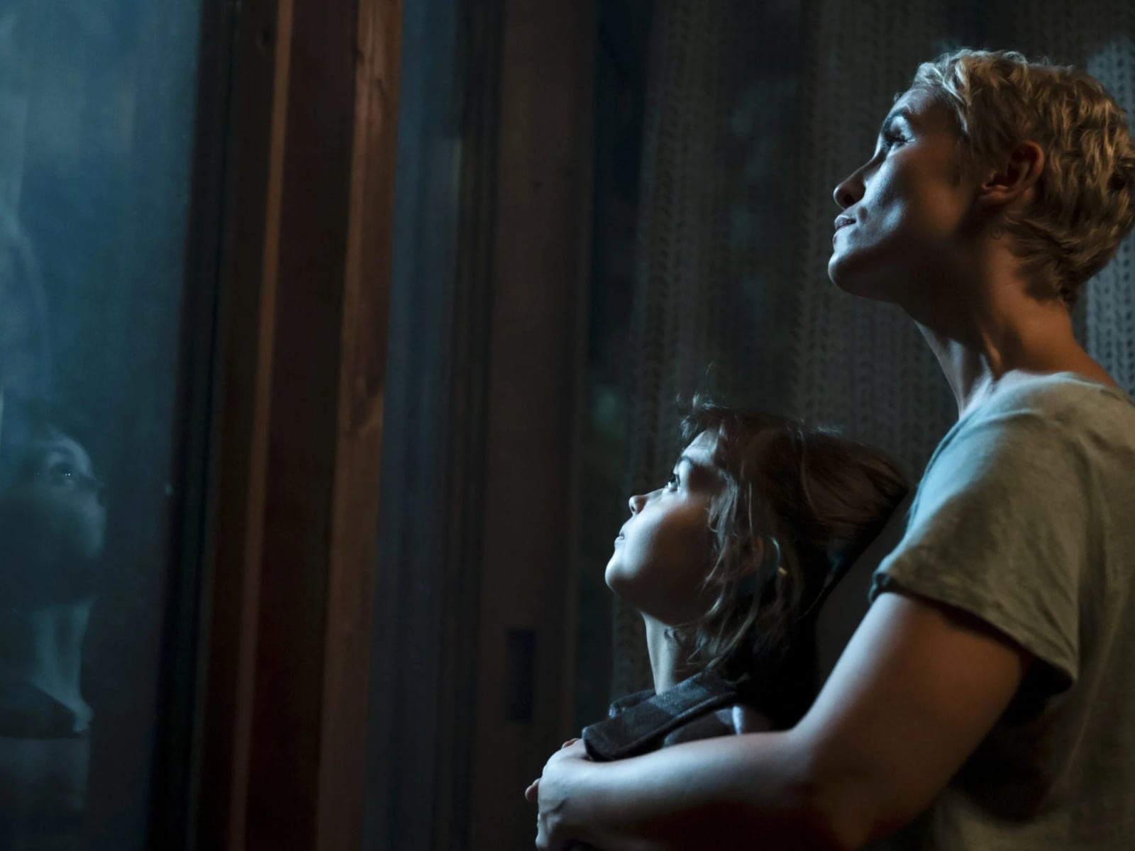 Paula y Charlie miran a través de la ventana en una escena de la serie alemana "The Signal" (Foto: Netflix)