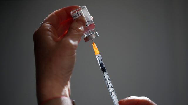 Francia investiga muerte de un estudiante vacunado con AstraZeneca contra el coronavirus