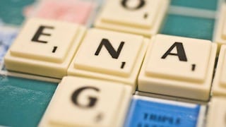 Diputado francés desata polémica por jugar Scrabble en el Parlamento