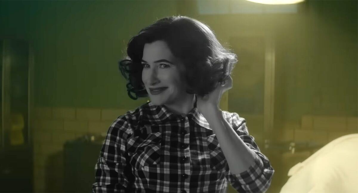 Kathryn Hahn protagoniza "Agatha All Along", una serie de Disney+ que estrena en septiembre.