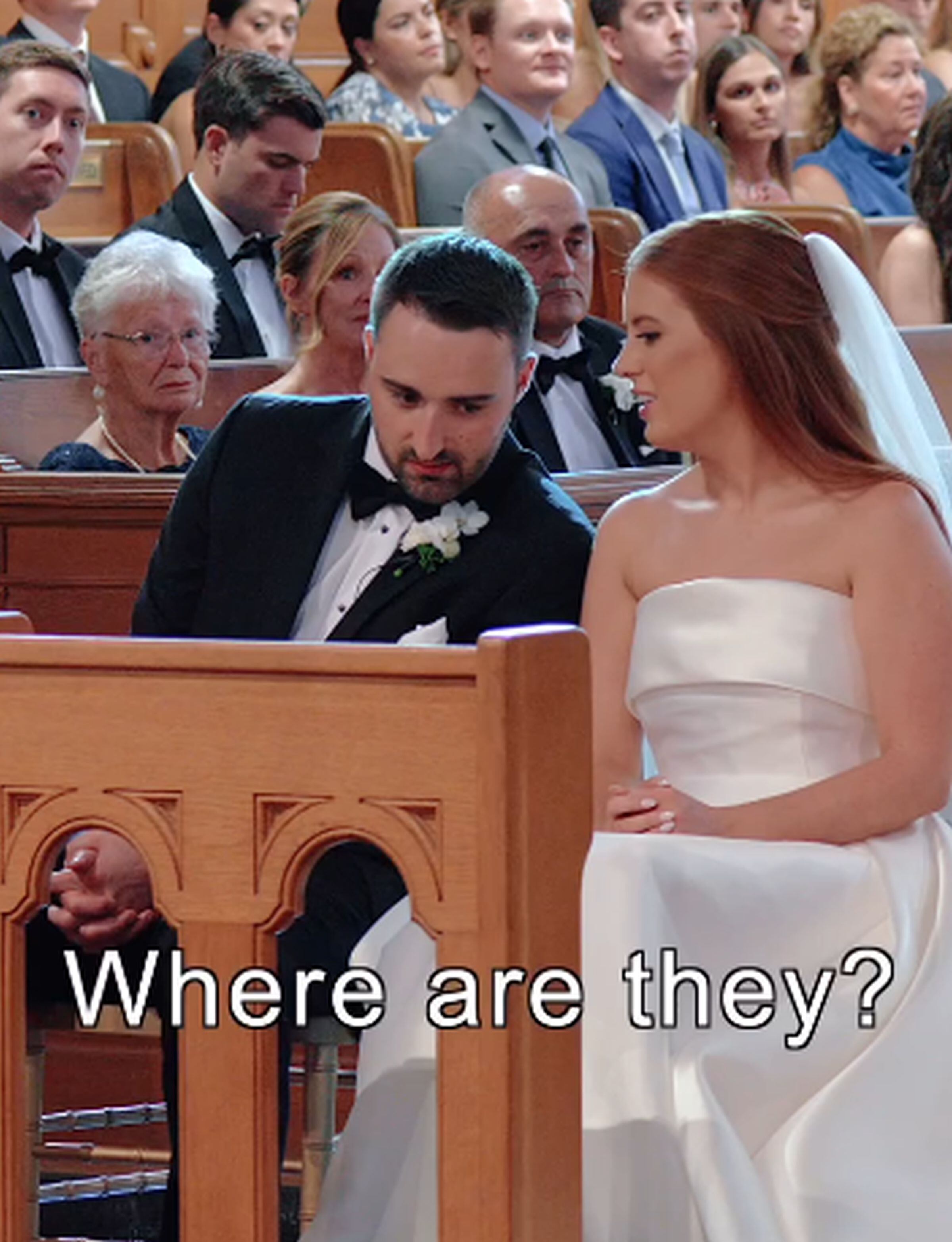 Mientras conversaban en voz baja, Ryan y Luke Devaney se dieron cuenta que los anillos de boda estaban en la habitación de él. (Foto: @bonarrigofilms / Instagram)