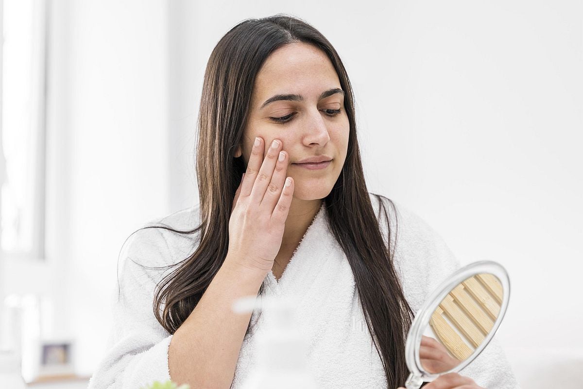 Ajustar la rutina capilar y el skincare son clave para no afectar tu salud en días de frío. (Foto: Freepik)