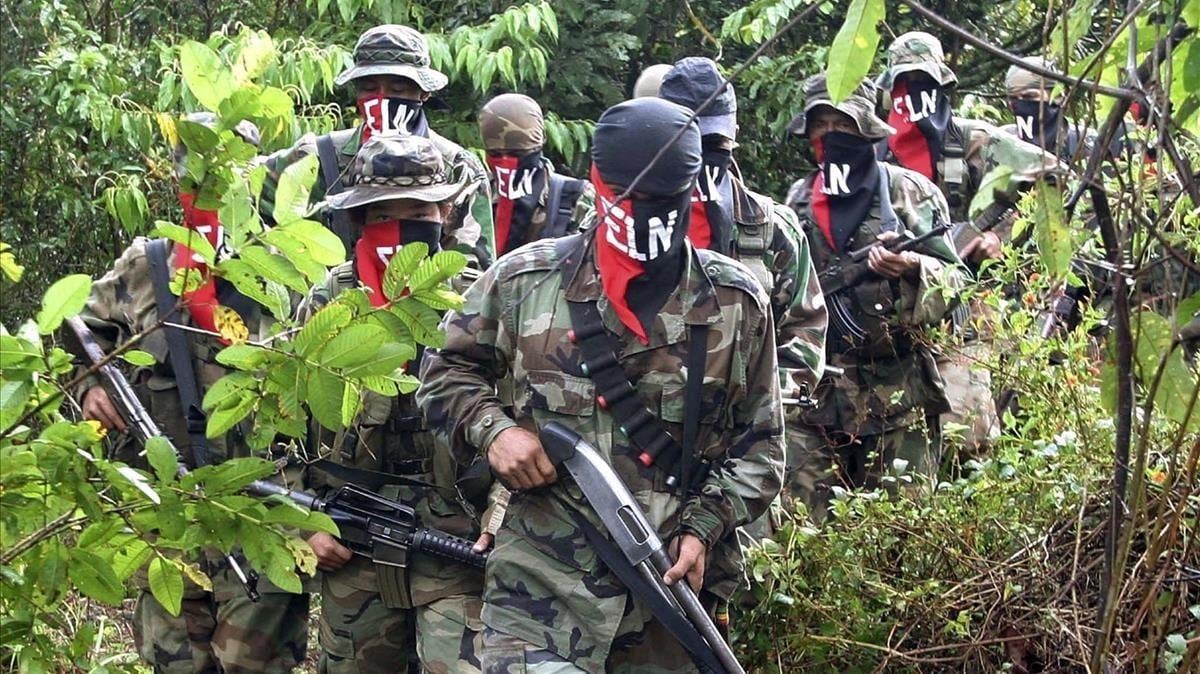 Imagen de archivo de una columna de guerrilleros del ELN en la selva de Antioquia. (Foto: REUTERS / ALBEIRO LOPERA)