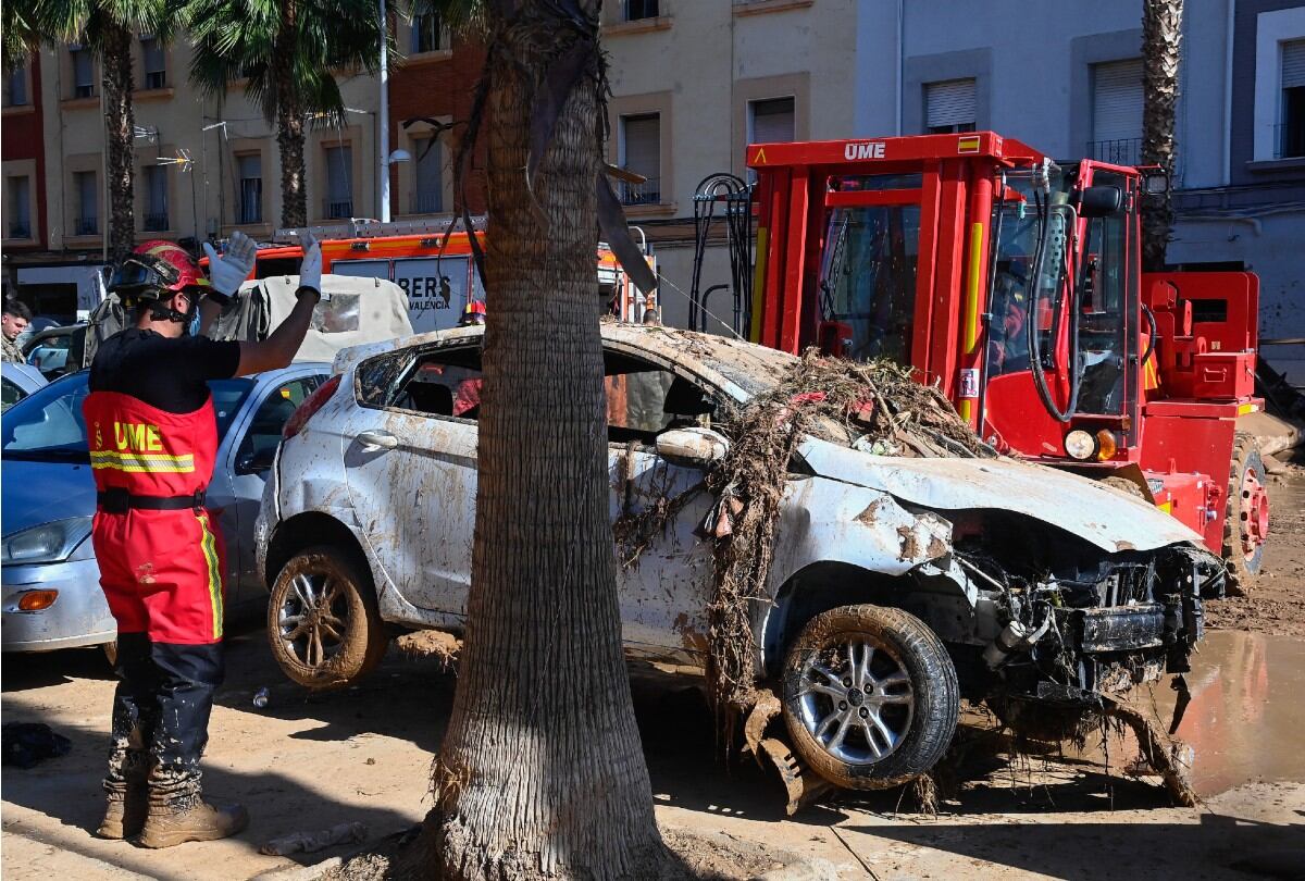 Miembros de la Unidad Militar de Emergencias (UME) trabajan para despejar las calles de la ciudad de Catarroja, en la región de Valencia. (Foto referencial: AFP)