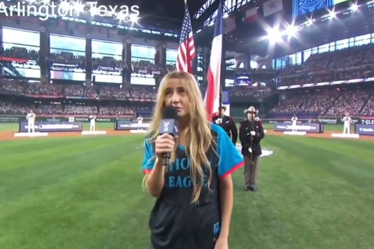 La cantante Ingrid Andress fue criticada por entonar el himno nacional de Estados Unidos de la peor manera posible. (Foto: MLB).