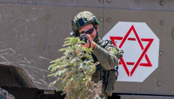Un soldado israelí apunta con su arma mientras escanea un área durante una incursión del ejército en el campo de refugiados palestinos. (Foto de Jaafar ASHTIYEH / AFP)