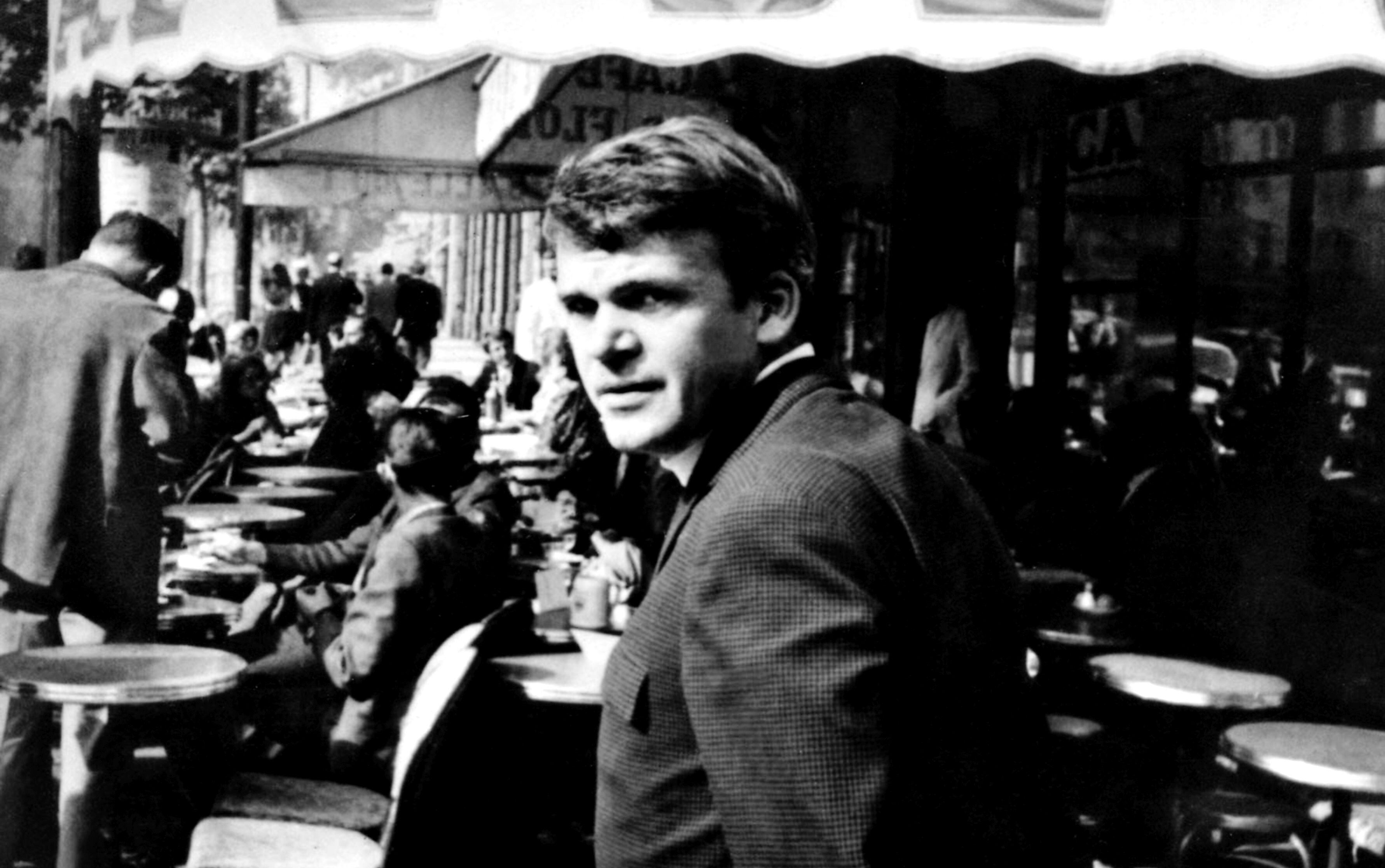 Milan Kundera en 1975, en París. El escritor checo llegó a adquirir la nacionalidad francesa. (Foto: AFP)
