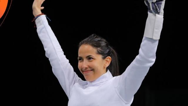María Luisa Doig hace historia y consigue medalla de plata en esgrima en Santiago 2023