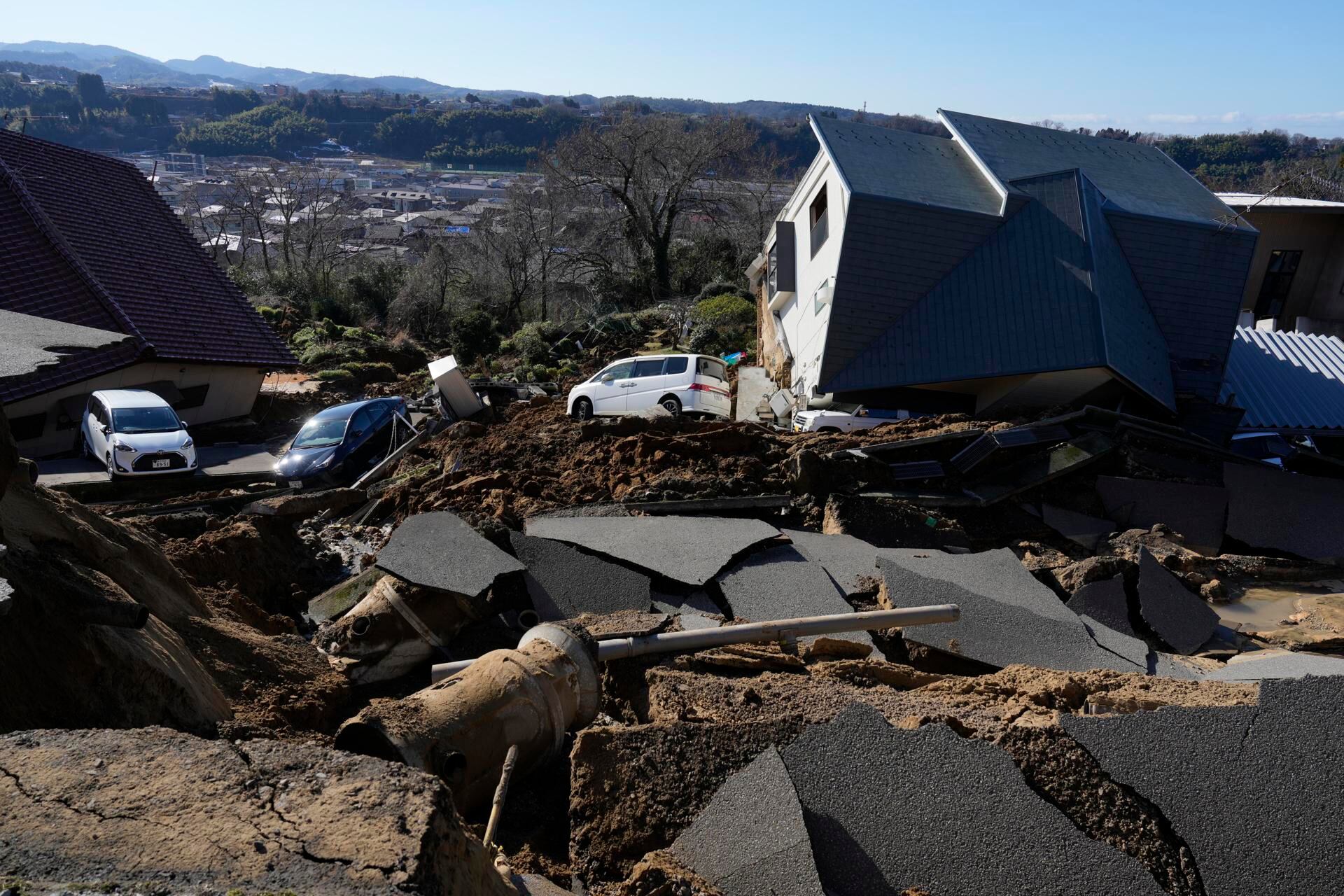 Una casa y vehículos dañados tras un fuerte terremoto en Kanazawa, Prefectura de Ishikawa, Japón, el 2 de enero de 2024. (EFE/EPA/FRANCK ROBICHON).