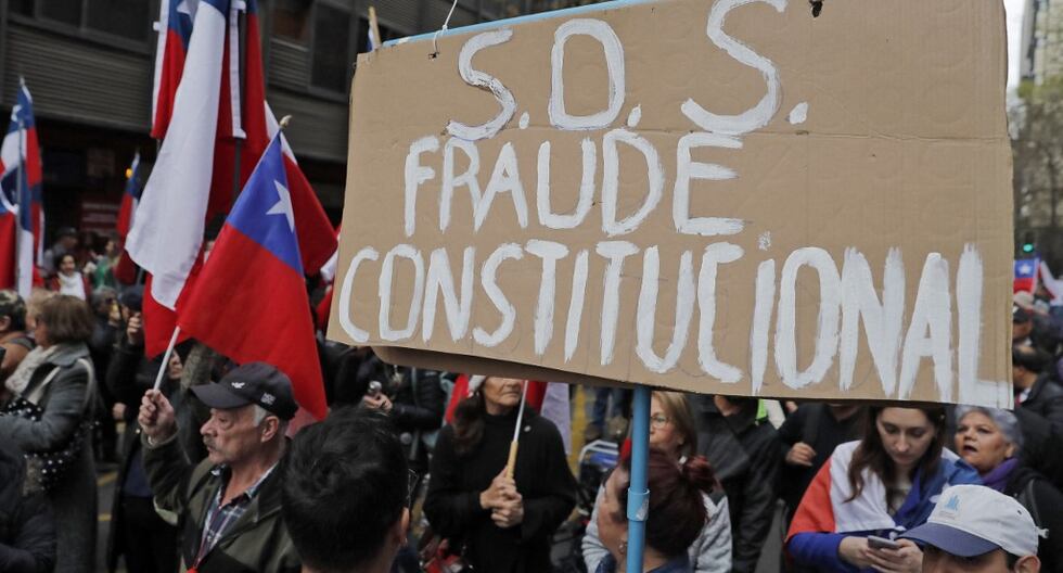 Los chilenos están convocados a un nuevo plebiscito constituyente en medio de un amplio sentido de disconformidad con la propuesta presentada por el Consejo Constitucional. Según las encuestas, cerca del 70% estaría en contra de la opción presentada este martes.