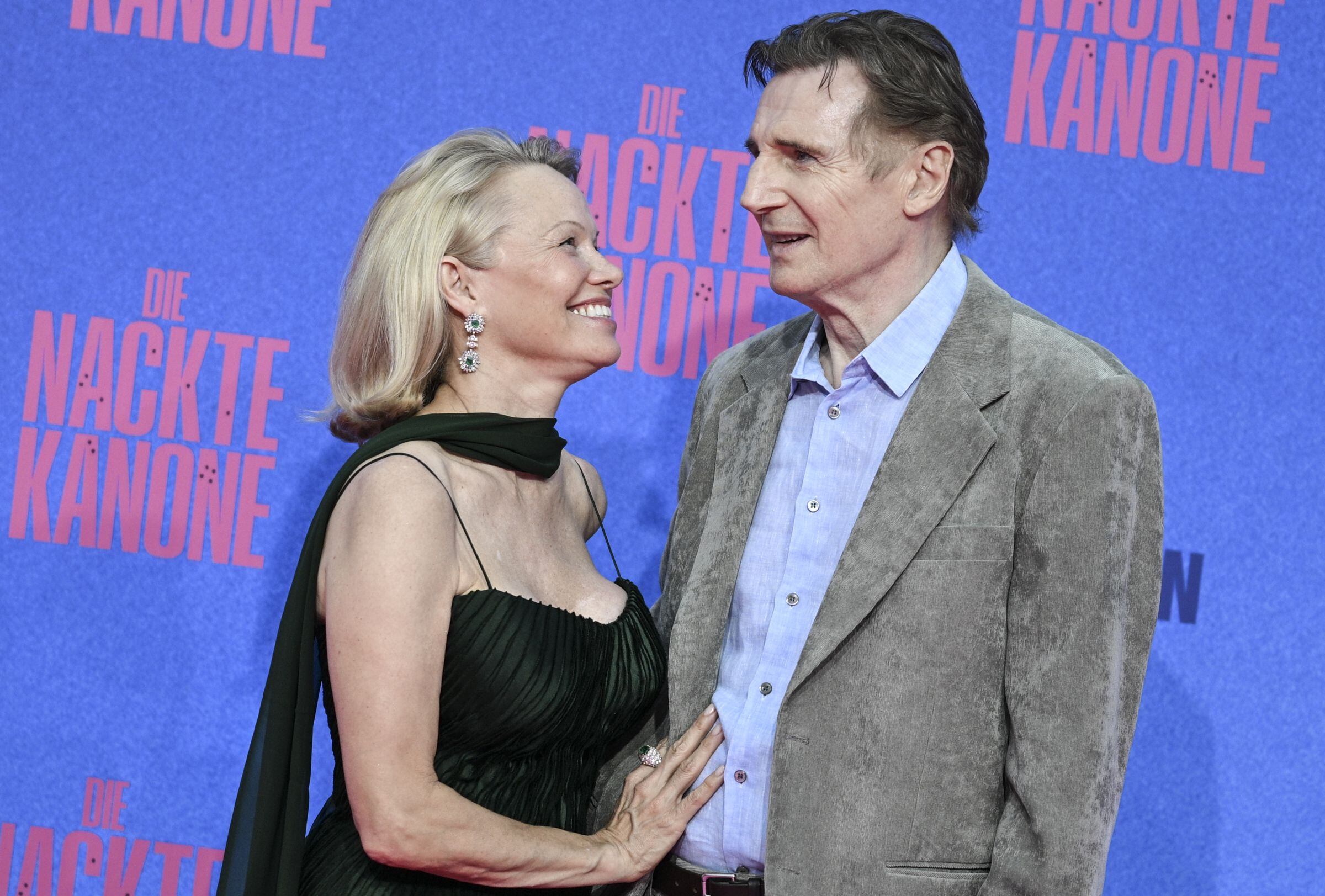 Pamela Anderson y Liam Neeson se volvieron muy buenos amigos a raíz de haber trabajado juntos en ‘The Naked Gun’. (Foto: Jens Kalaene / picture alliance vía Getty Images)