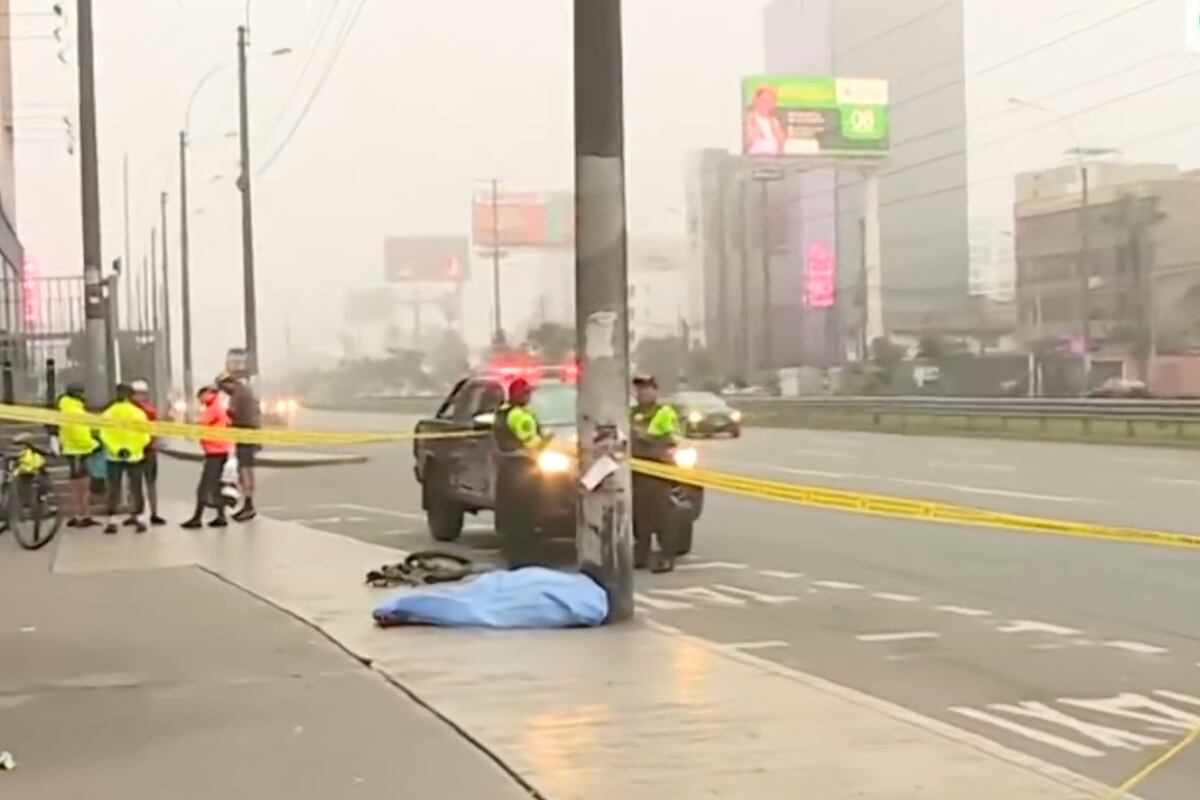 El cuerpo de la víctima quedó tendido en la vereda. La zona fue acordonada y esperaron al fiscal para el levantamiento de los restos. Foto: captura América Noticias