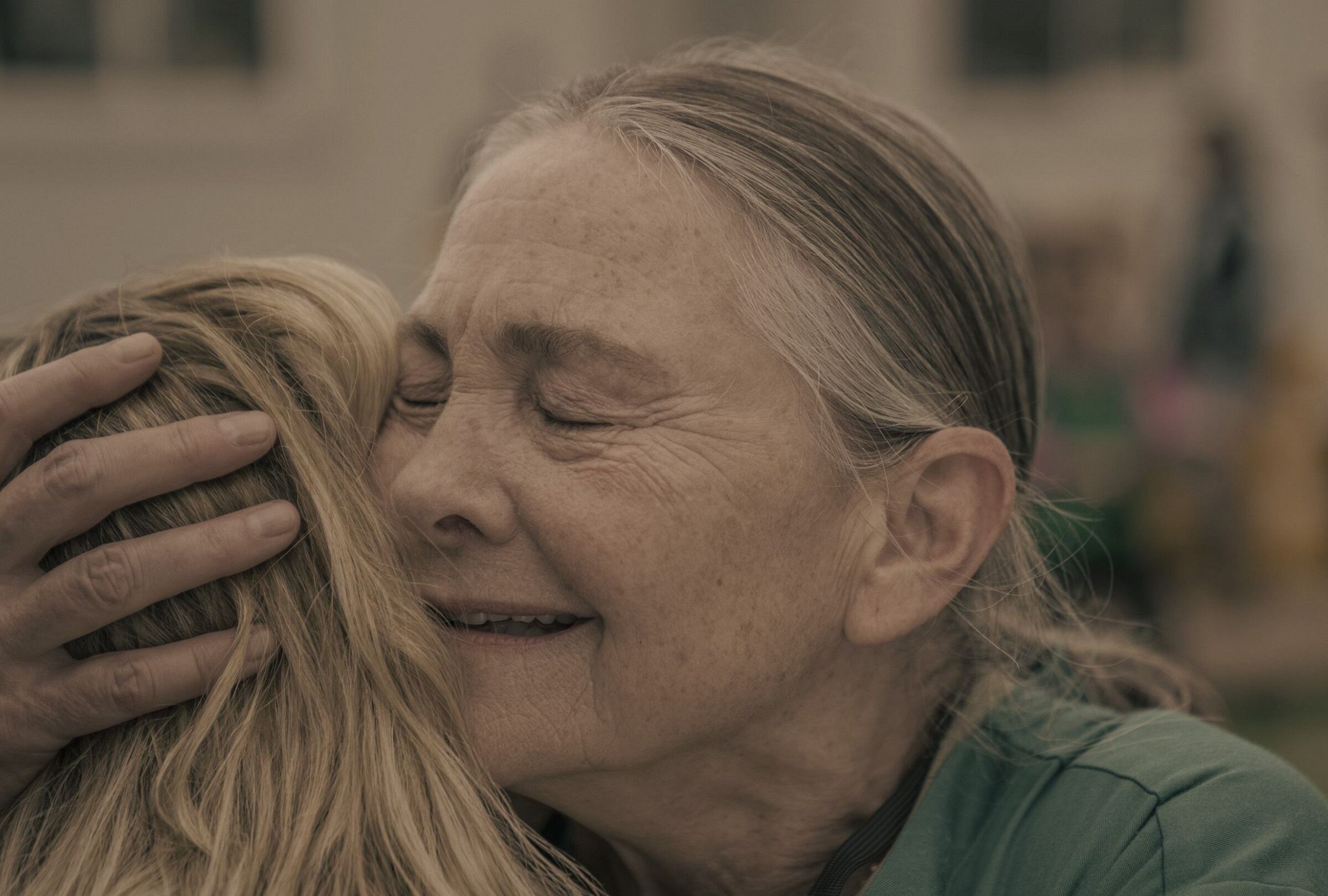 El emotivo momento entre June (Elisabeth Moss) y Holly Maddox (Cherry Jones) en el estreno de la sexta temporada de "The Handmaid's Tale" (Foto: Hulu)