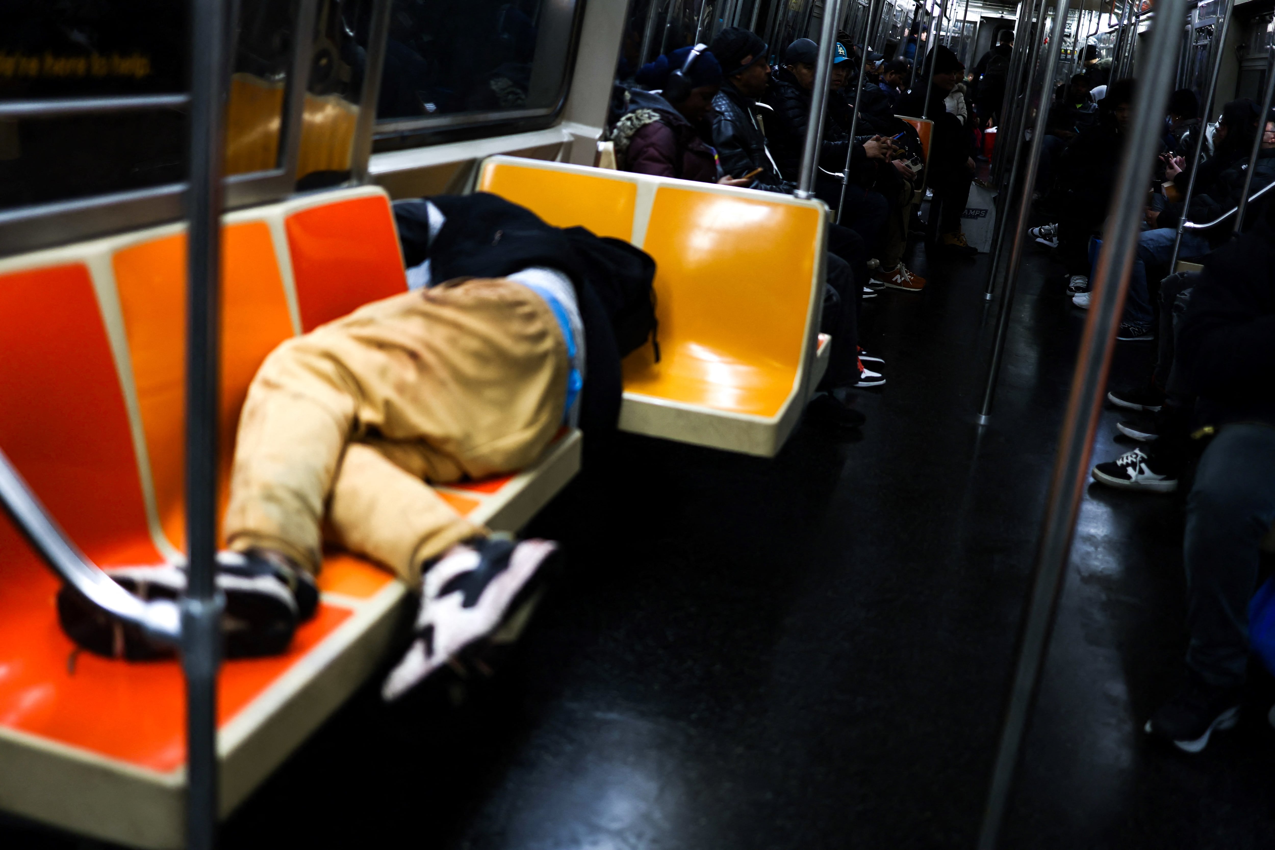 Muchos los odian, pero lo cierto es que esos asientos forman parte de la cultura del subway y de Nueva York (Foto: AFP)