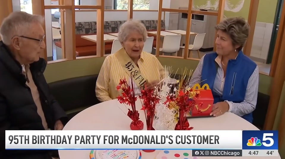 Los empleados decoraron el lugar, le prepararon un pastel y celebraron junto a ella. (Foto: NBC Chicago / YouTube)