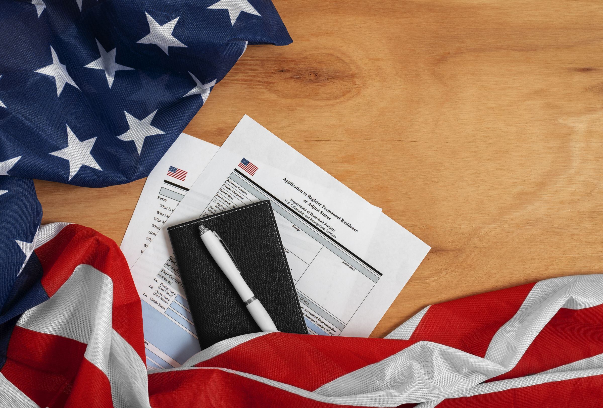 La residencia permanente te permite trabajar y estudiar en Estados Unidos, pero es vulnerable a la deportación (Foto: Diseñado por Freepik)