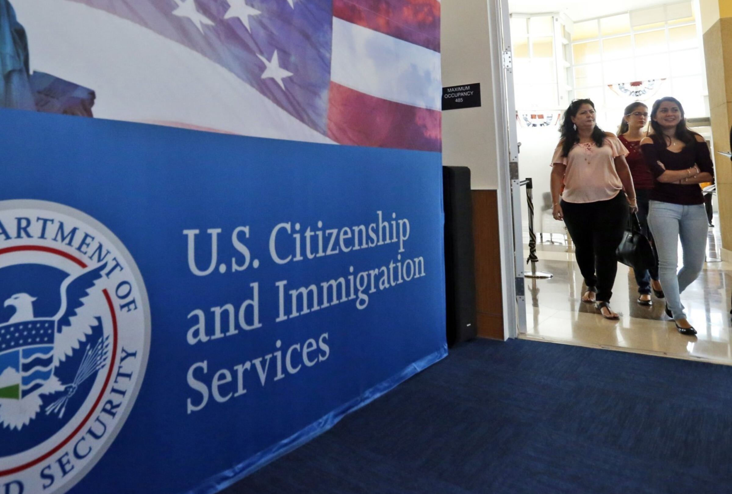 Presentar un formulario en línea es más fácil y rápido que presentarlo en papel (Foto: USCIS)