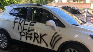 Buscan a un “justiciero” en Roma que pinta los autos mal estacionados con espray
