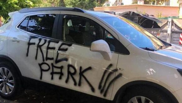 Un "justiciero" se encarga de pintar los autos mal estacionados con la frase Free Park, en Roma. (Foto: Twitter)