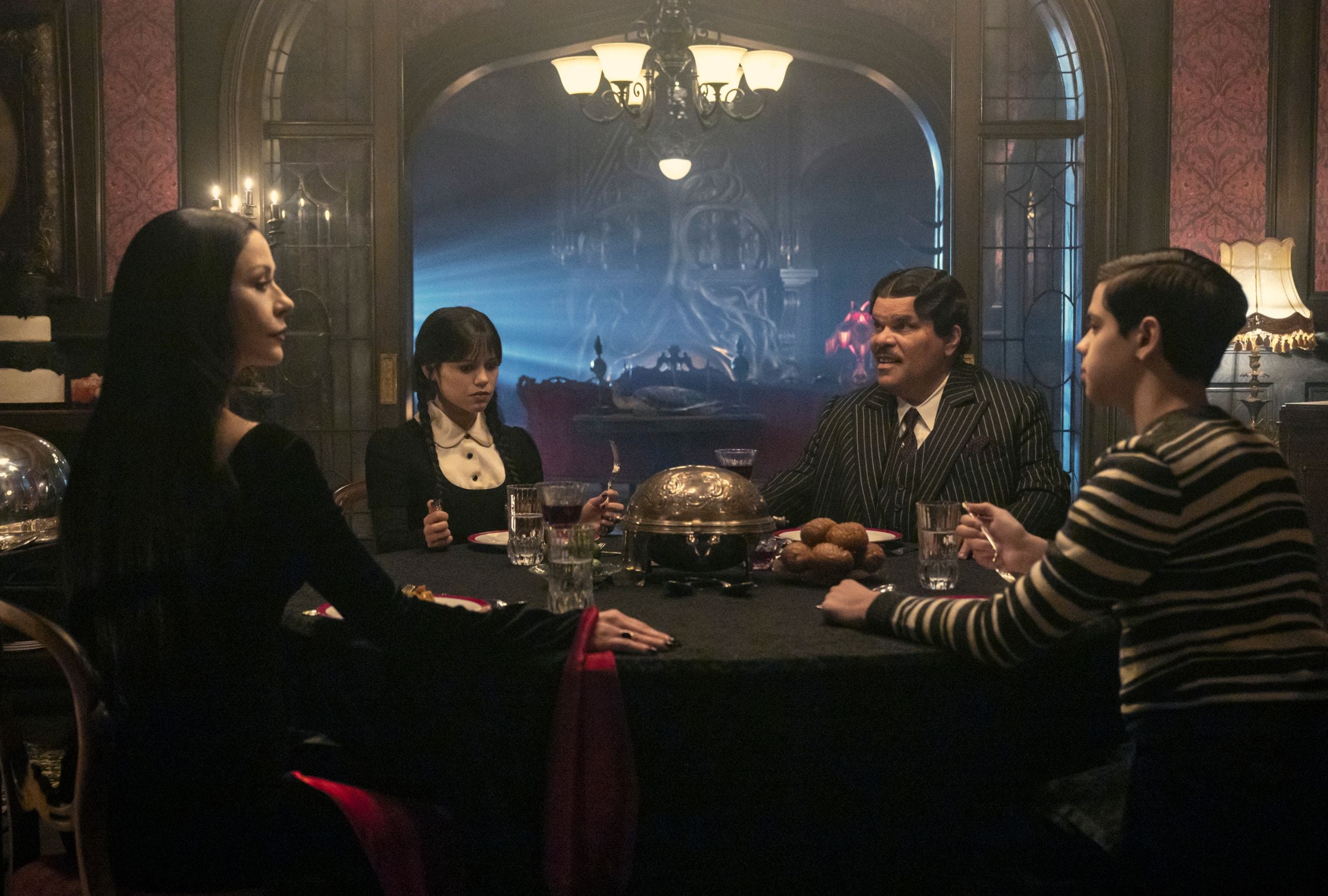En la serie "Wednesday", la familia Addams cobra vida a través de las interpretaciones de Jenna Ortega como Merlina, Catherine Zeta-Jones como Morticia, Luis Guzmán como Gomez e Isaac Ordonez como Pugsley (Foto: Netflix)