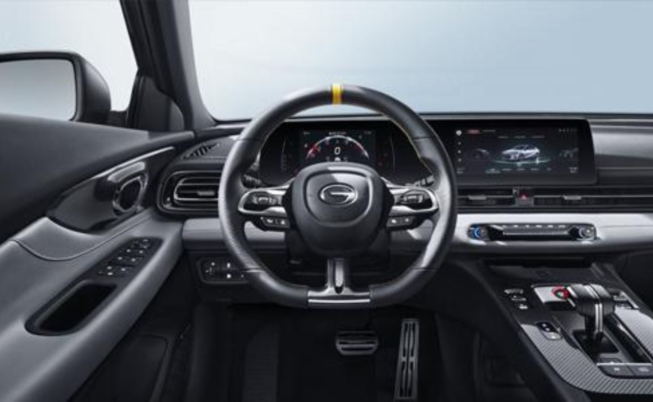 El diseño interior también cuenta con detalles deportivos como los materiales tipo fibra de carbono. Foto: GAC Motor