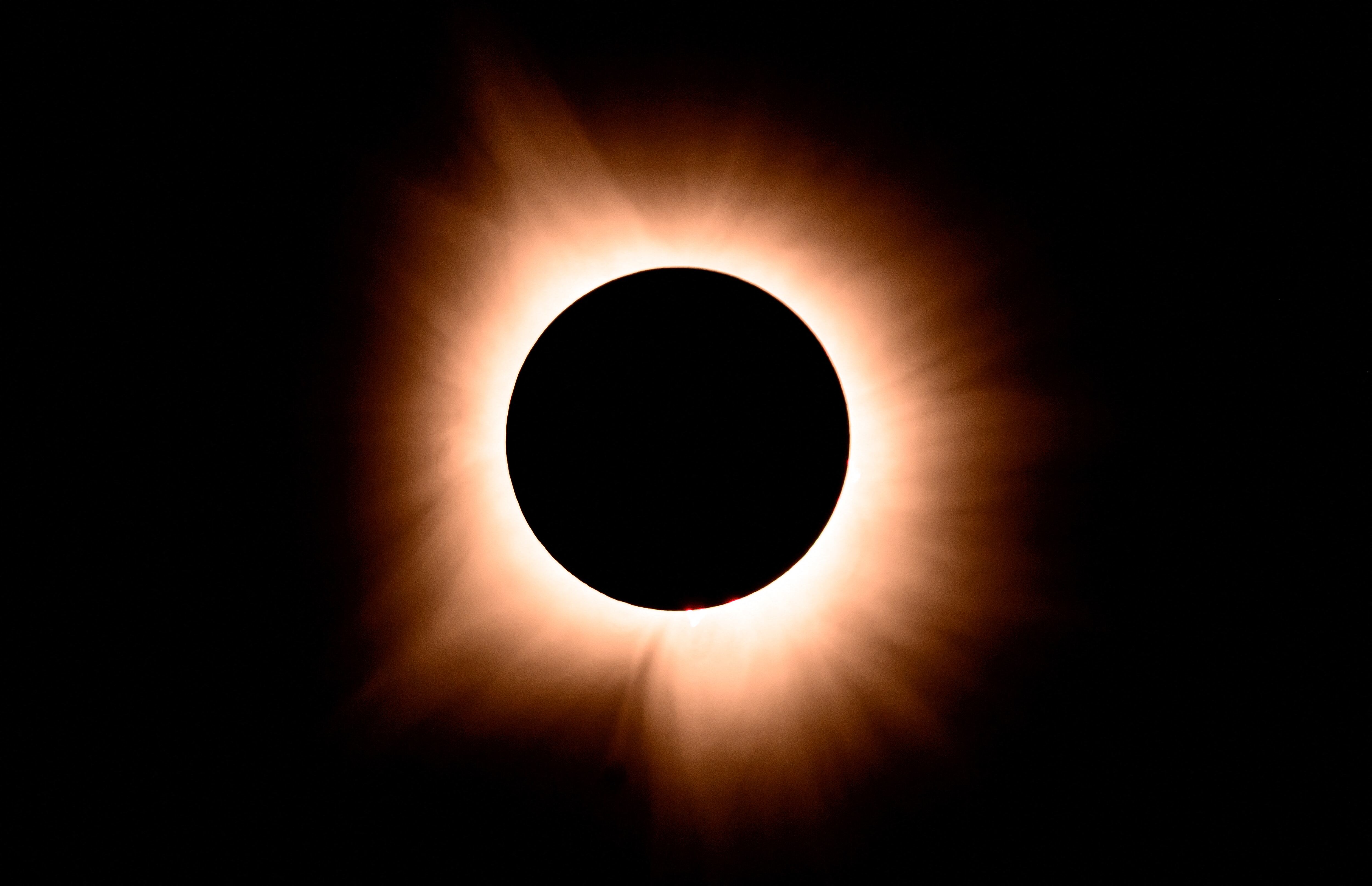 La luna eclipsa al sol durante un eclipse solar total en América del Norte. (Foto: JOSH EDELSON / AFP)