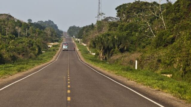 Policías balean camioneta de la Dirección Regional de Salud