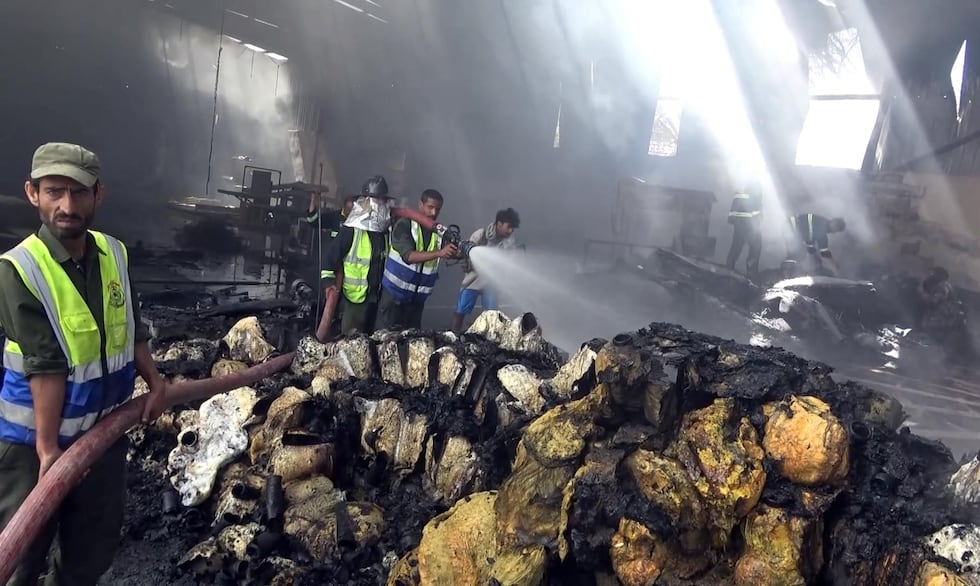 Bomberos extinguiendo un incendio tras un presunto ataque aéreo saudí contra una fábrica en Saná, Yemen. (EFE/EPA/TV AL-MASIRAH, CONTROLADA POR LOS HOUTÍES).